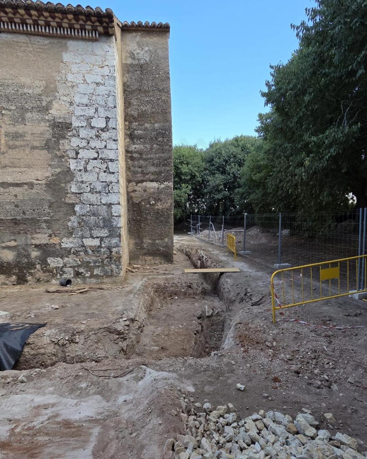 Zanjas abiertas junto al templo gótico primitivo.