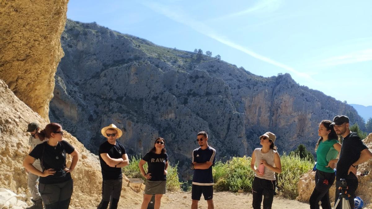 El equipo de jóvenes investigadores y representantes institucionales, en el Abric del Cint.