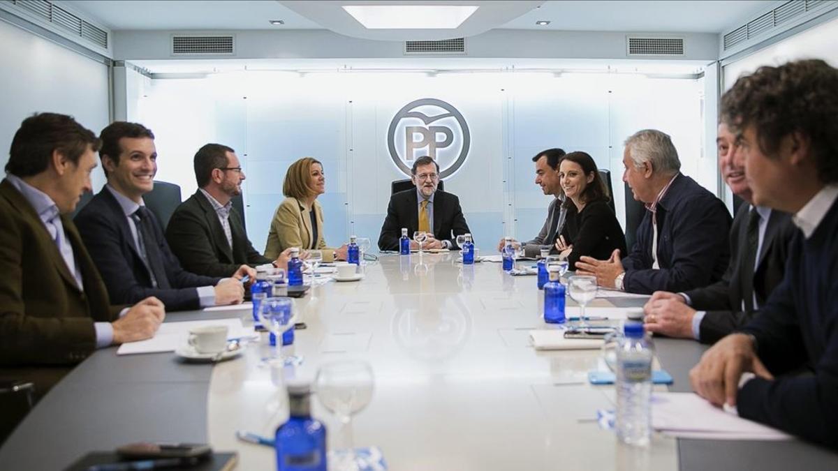 Mariano Rajoy, junto al equipo de dirección del PP, este lunes.