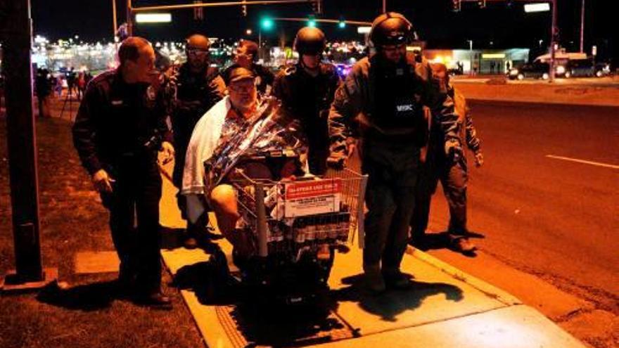 La policia evacua un dels testimonis del tiroteig.