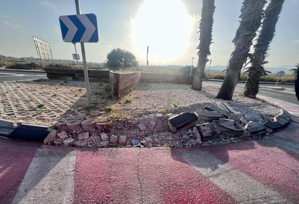 Estado de una rotonda en Urbanova, con bordillos rotos, piezas desprendidas y falta de mantenimiento.