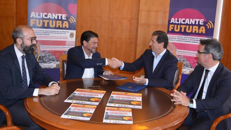 Firma del convenio por parte de Luis Barcala y Félix Bonmatí, de la fundación Everis