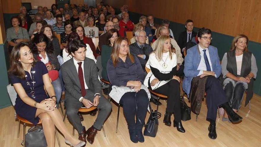 El público asistente. En primera fila, Egerique, Gago, Ortiz, Muñoz, Chaves y Sagrario Franco. // R.Grobas