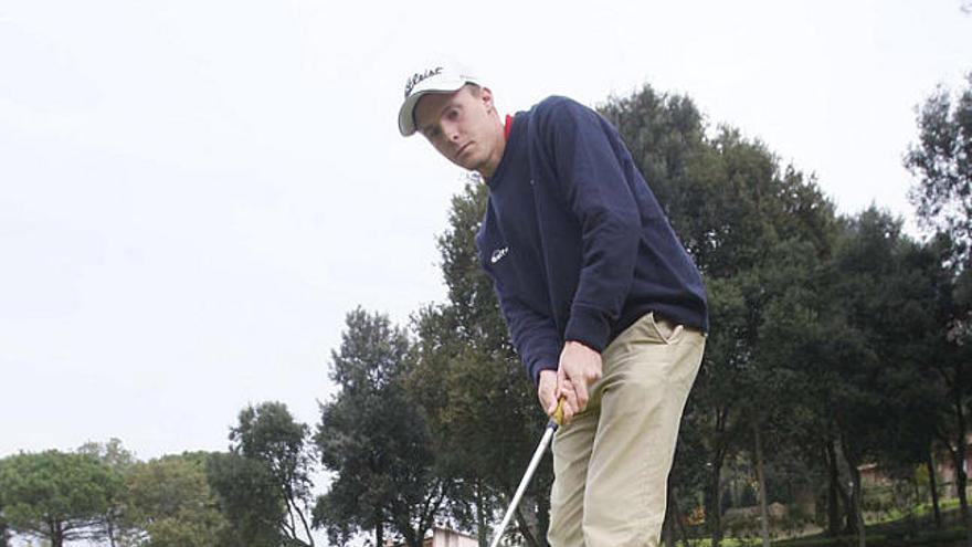 Jordi Garcia Pinto embocant una bola ahir al Club de Golf Girona.