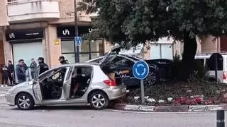 Se salta un control, intenta atropellar a los agentes, se estampa contra una rotonda... y da positivo en cannabis