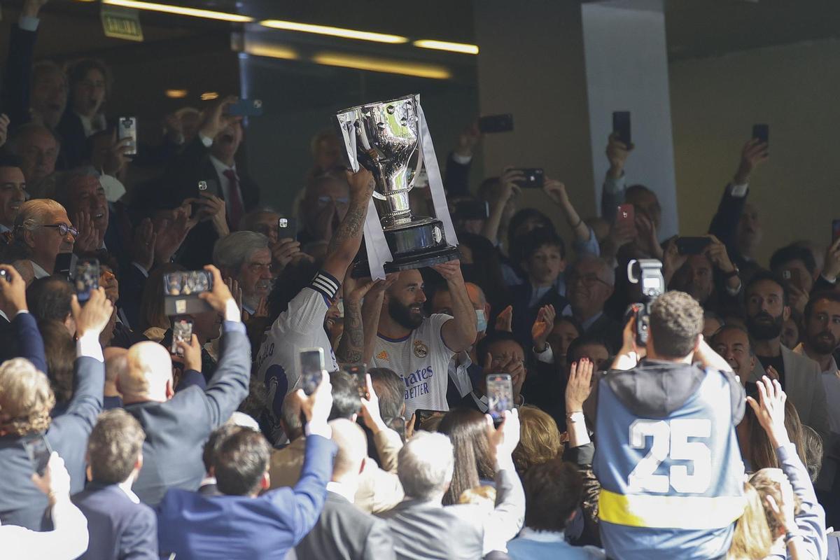 MADRID, 30/04/2022.- El francés del Real Madrid Karim Benzema (c) levanta el trofeo de vencedores de Liga, al término del partido de Primera División disputado ante el RCD Espanyol este sábado en el estadio Santiago Bernabéu, en Madrid. EFE/Mariscal