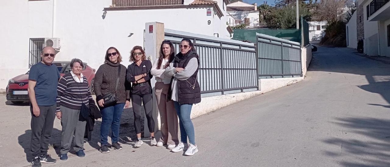 Un grupo de vecinos del diseminado, delante de unos de los históricos molinos de San Telmo la semana pasada.