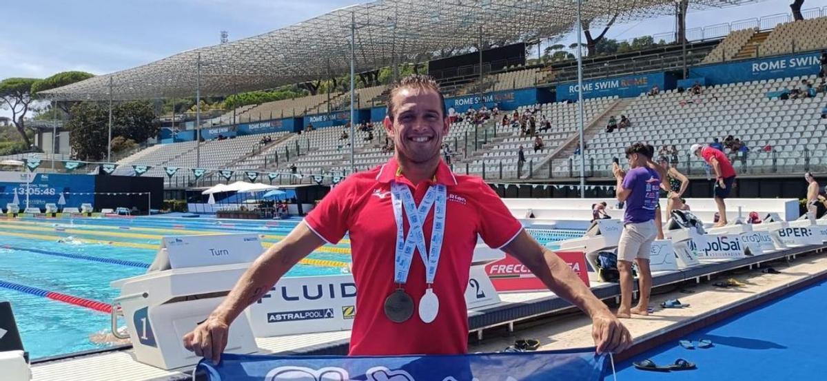 Pedro Serrano, con las medallas ganadas en el Europeo máster de Roma.