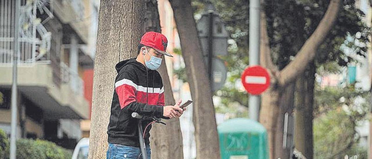 Un usuario de patinetes durante un paseo en Santa Cruz de Tenerife.