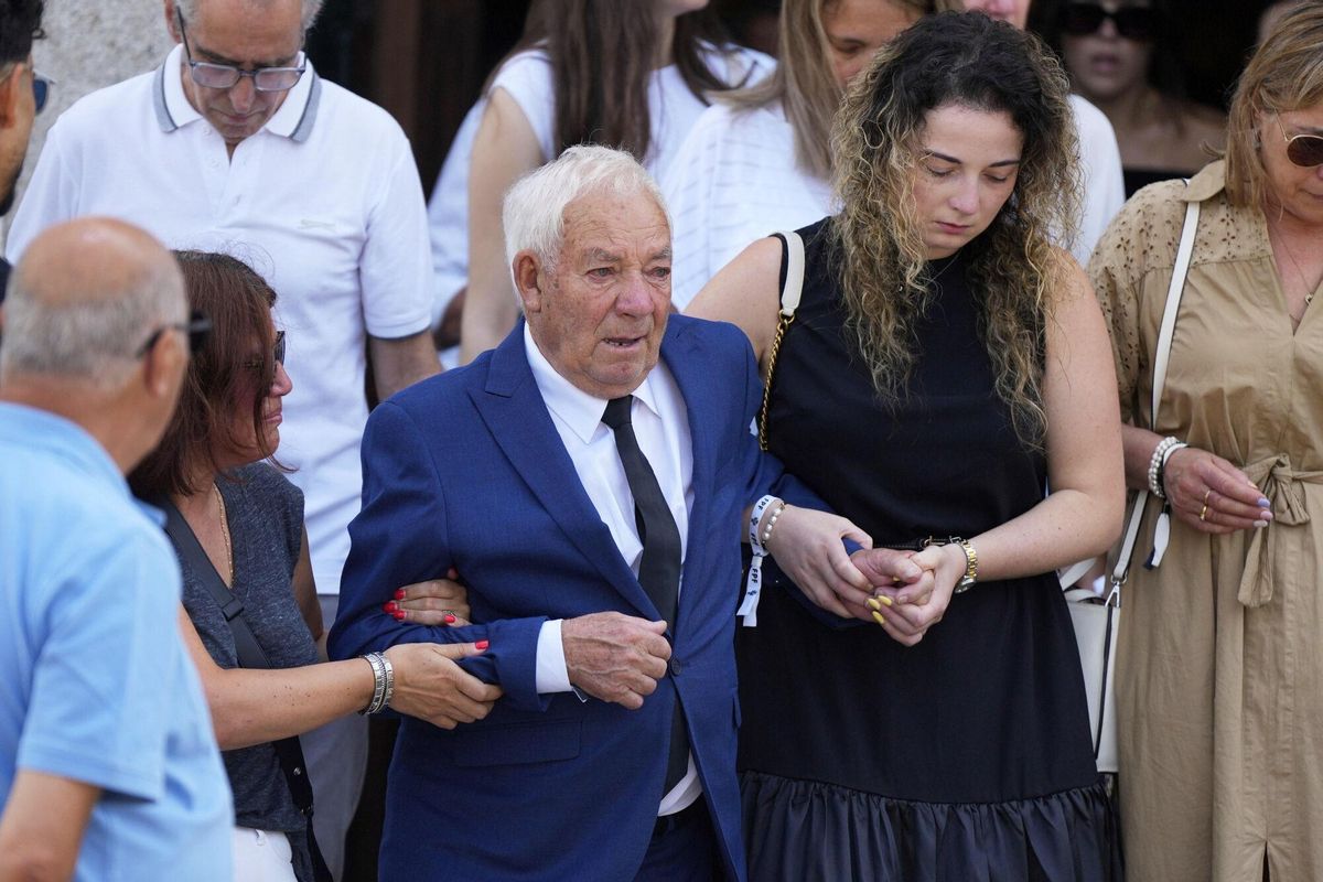 Joaquim Silva, el abuelo de Diogo Jota y André Silva, sale de la iglesia de Gondomar tras el funeral de sus nietos.