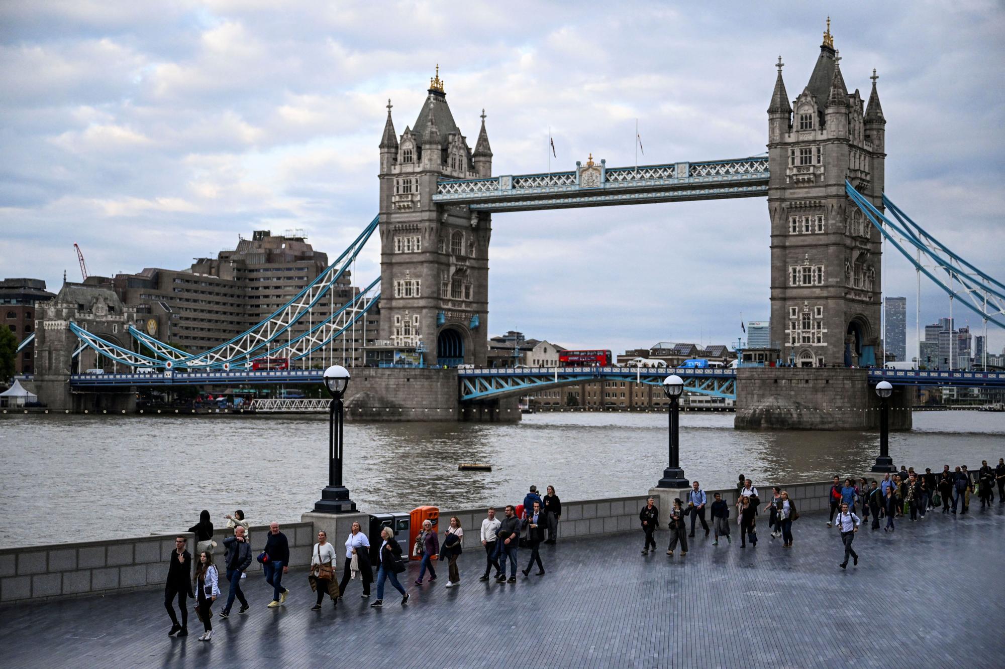 Britain mourns Queen Elizabeth