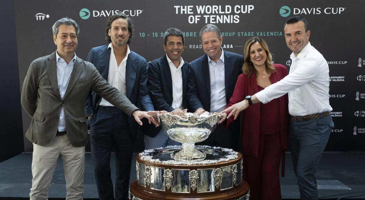 Vicente Barrera, Feliciano López, Carlos
Mazón, Kelly Fairweather, Mª José Catalá
y Vicent Mompó, con la Ensaladera en la
presentación de la Fase de Grupos de la
Copa Davis en València. m.a.montesinos