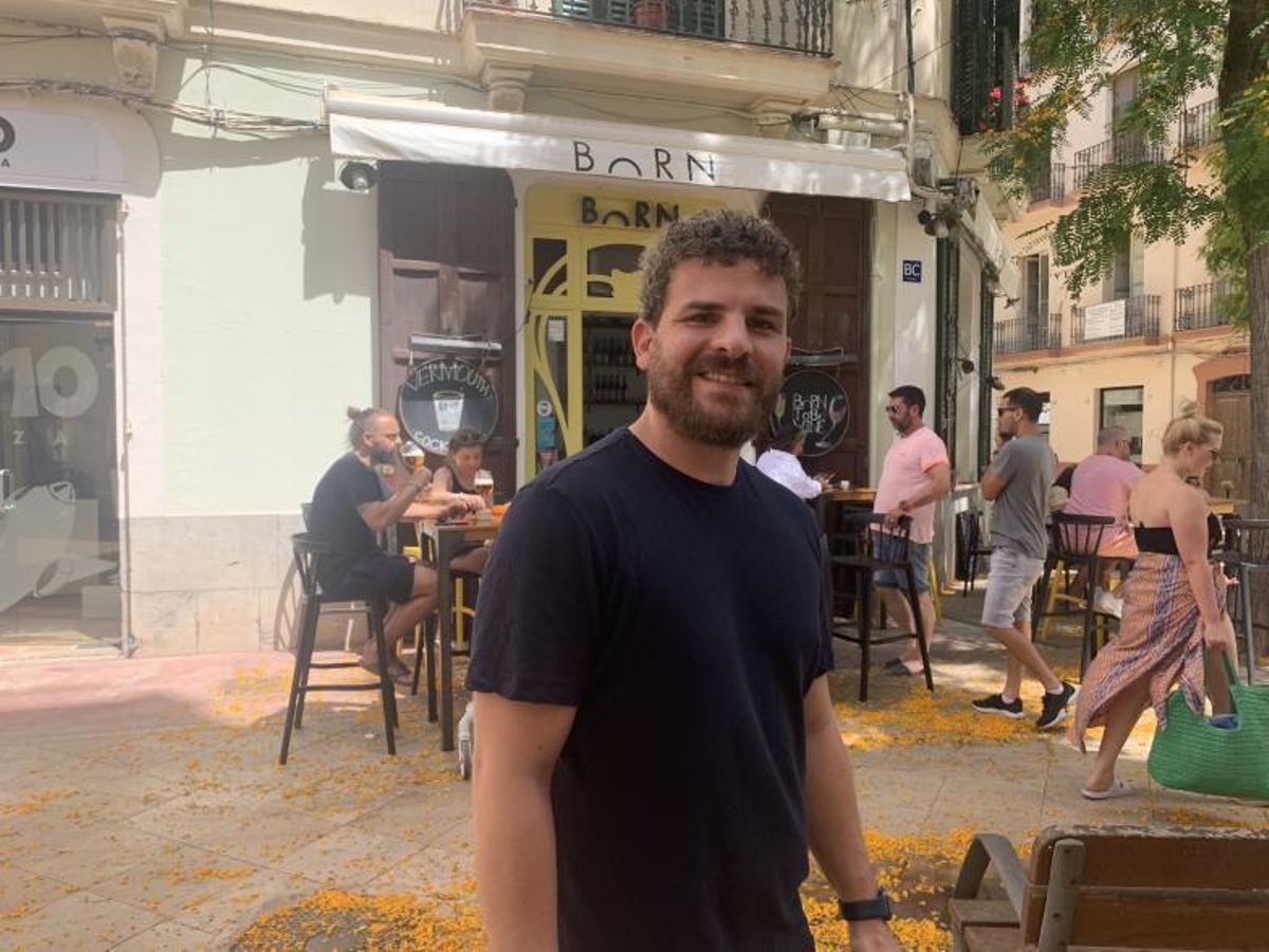 Guillem Brull, empleado del bar Born. | C. TORRES