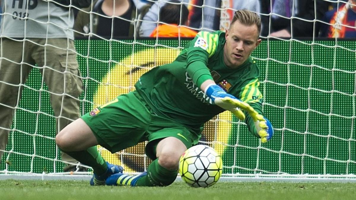 Ter Stegen sale a atajar un balón en un derbi Barça-Espanyol.