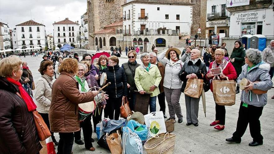 La asociación de amas de casa recupera en un libro las recetas y costumbres de la población