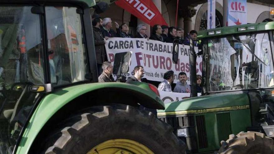 Varios ganaderos apoyan la movilización del naval, ayer, en Ferrol.