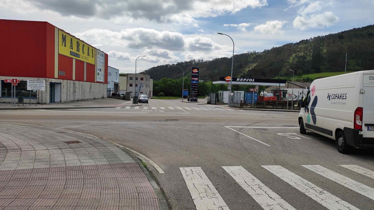 Al fondo la gasolinera ubicada en la parcela municipal que fue permutada.