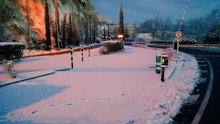 La neu a Montserrat deixa imatges de postal