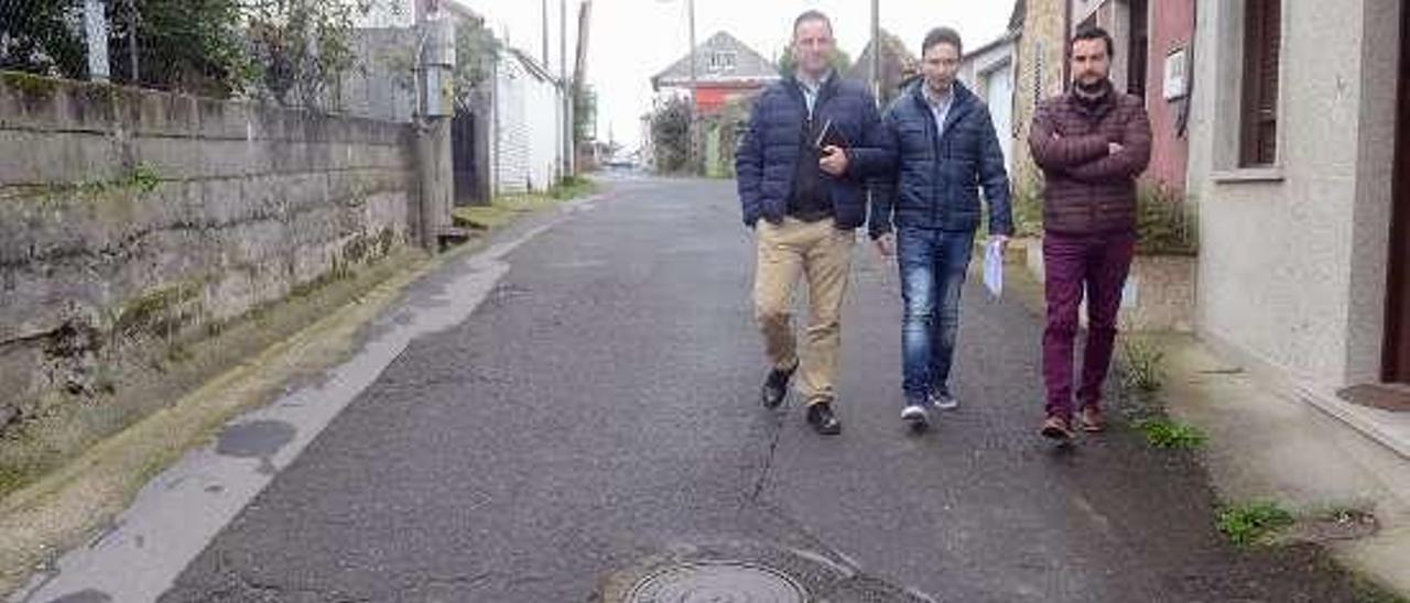 Abal, en el centro, en la calle donde se va a actuar. // Noé Parga