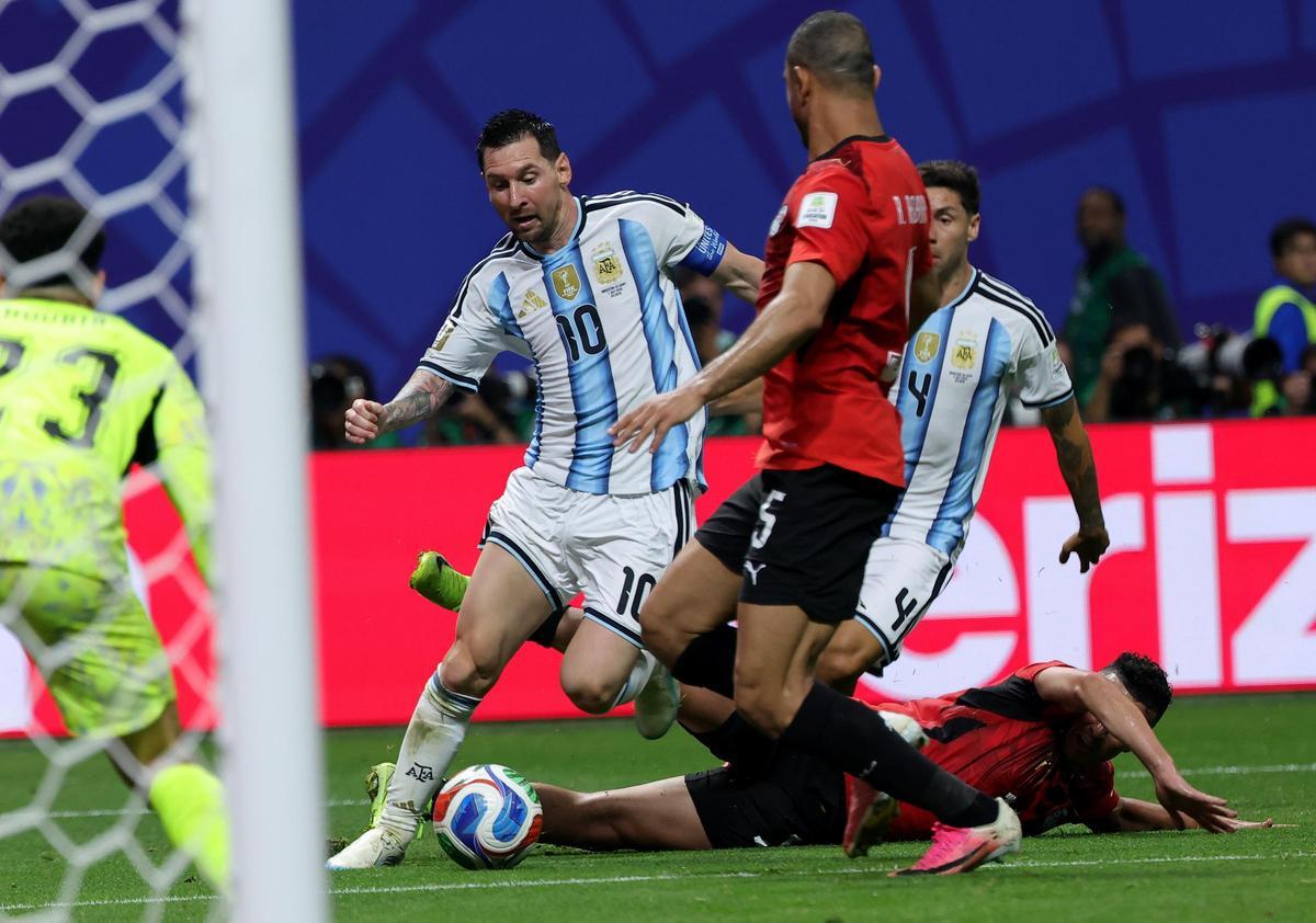 Messi escribe otra página inolvidable para que Argentina sobreviva ante Egipto