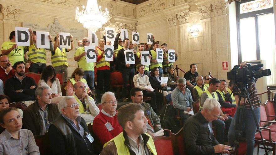 Los bomberos, en el pleno.