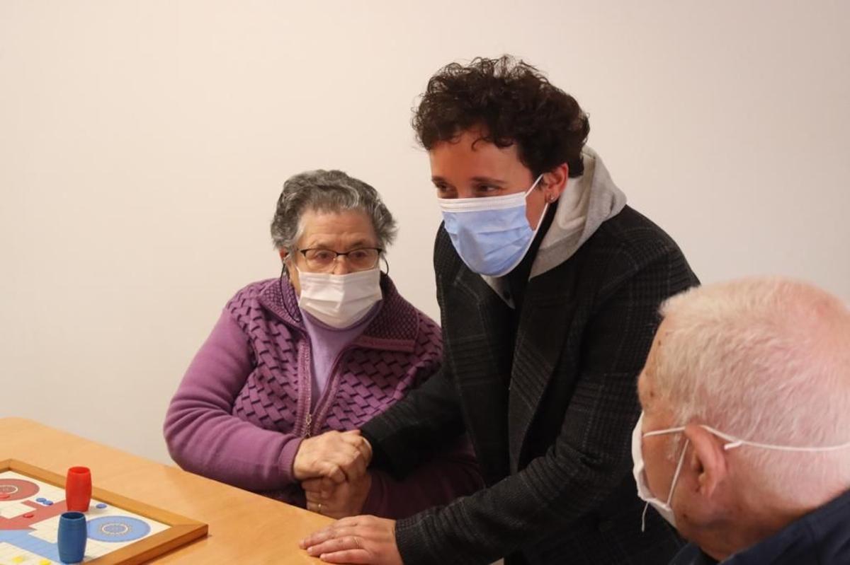 Carmina Ballester, en una visita a mayores en una residencia.