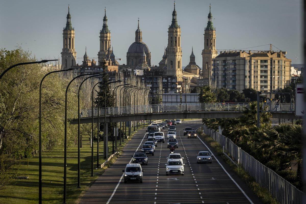 Varios coches, durante la Operación salida desde Zaragoza por las vacaciones de Semana Santa, este viernes.