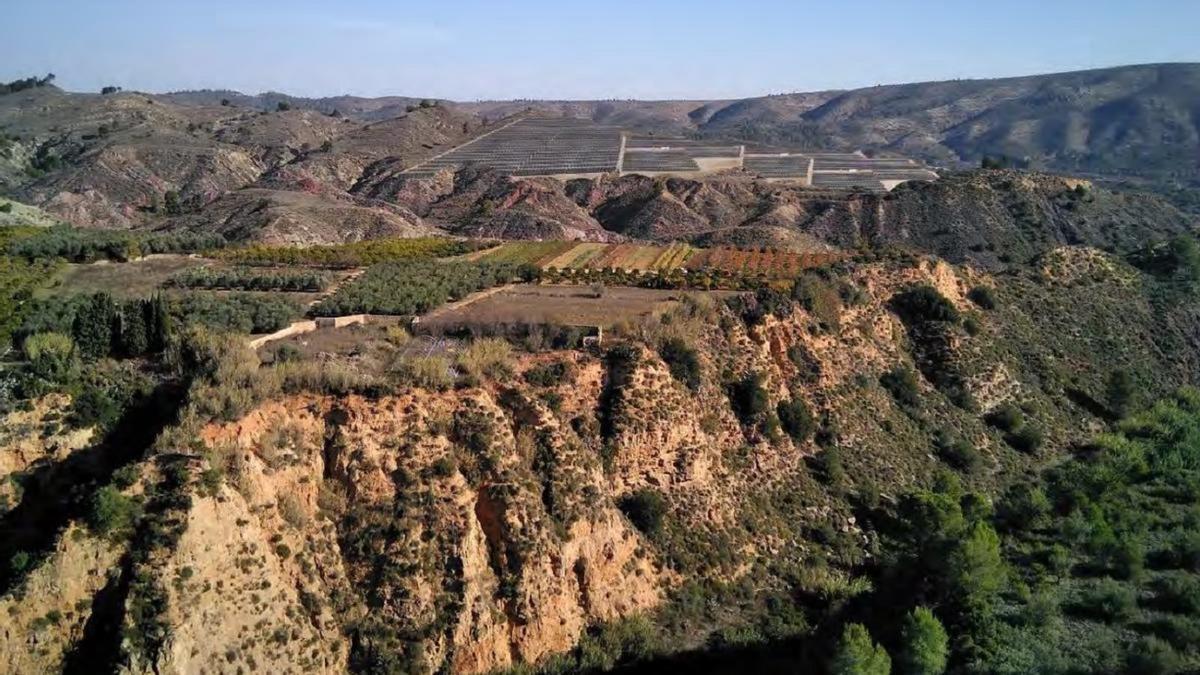 Simulación de la planta solar proyectada en Chella (al fondo del paisaje) en una vista desde el Mirador del Salto