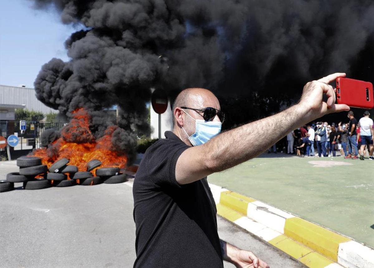 Trabajadores de la planta de Nissan en la Zona Franca de Barcelona protestan ante el cierre