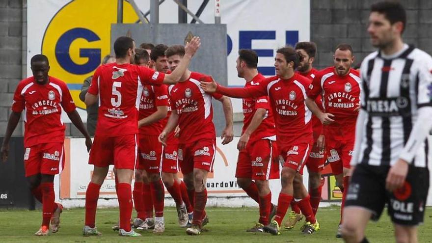 Los jugadores del Somozas celebran el gol de Mario Barco, con Mendi en primer término a la derecha.