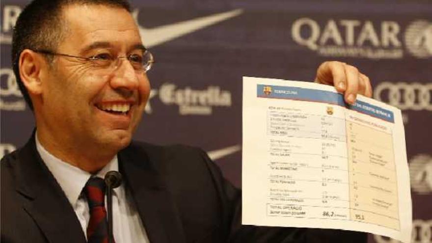 Josep Maria Bartomeu mostra un dels gràfics que li van servir per explicar l&#039;operació Neymar.