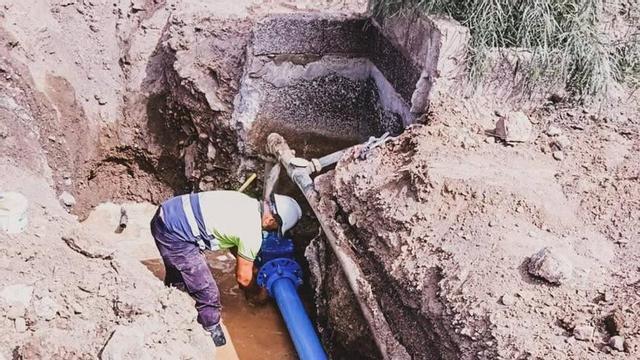 Un operario del Consorcio arregla una avería.