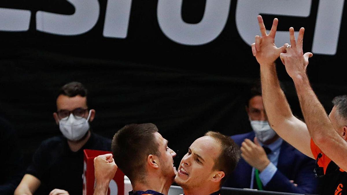 Los taronja Marinkovic y Prepelic, durante una celebración ayer en la Fonteta. | FERNANDO BUSTAMANTE