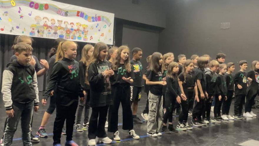 Casi 100 niños del Díaz Pardo actúan en Servizos Múltiples en el primer concierto del ‘Coro das Emocións’