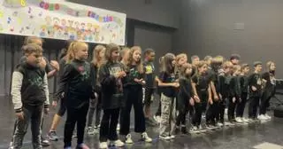 Casi 100 niños del Díaz Pardo actúan en Servizos Múltiples en el primer concierto del ‘Coro das Emocións’