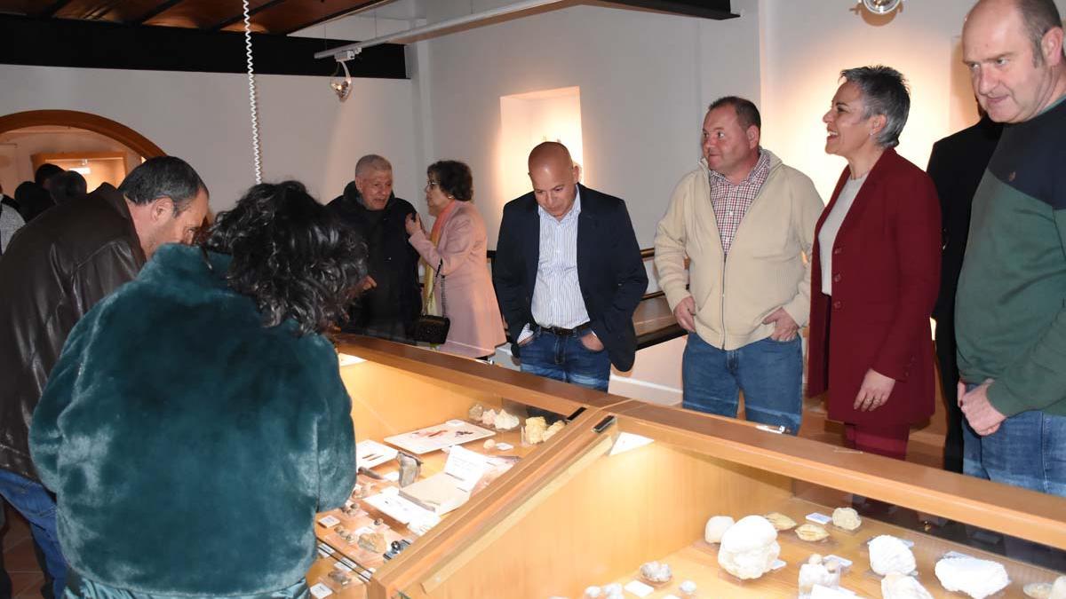 La alcaldesa Teresa García recorriendo las salas del nuevo museo