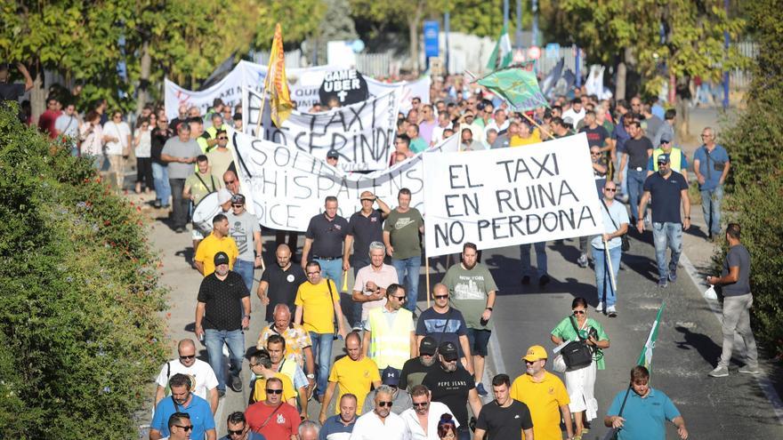 El taxi vuelve a la calle en Sevilla por tercera vez en un mes