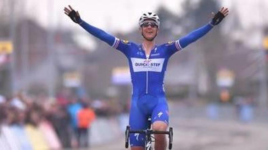 Niki Terpstra celebra la treballada victòria al Tour de Flandes