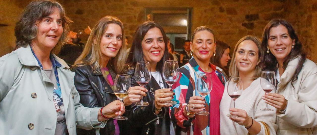 Marta Giráldez, en el centro, brinda en el túnel del vino, la primera actividad de “Meus Viños”.   | // IÑAKI ABELLA