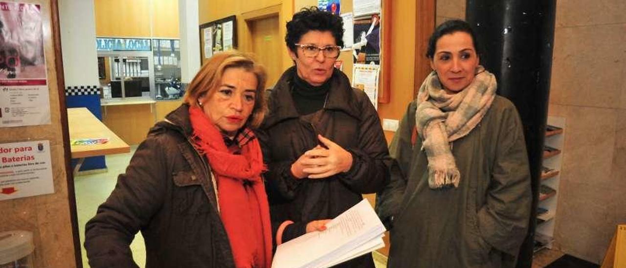 Tres representantes del colectivo, al presentar las firmas en el Concello. // Iñaki Abella