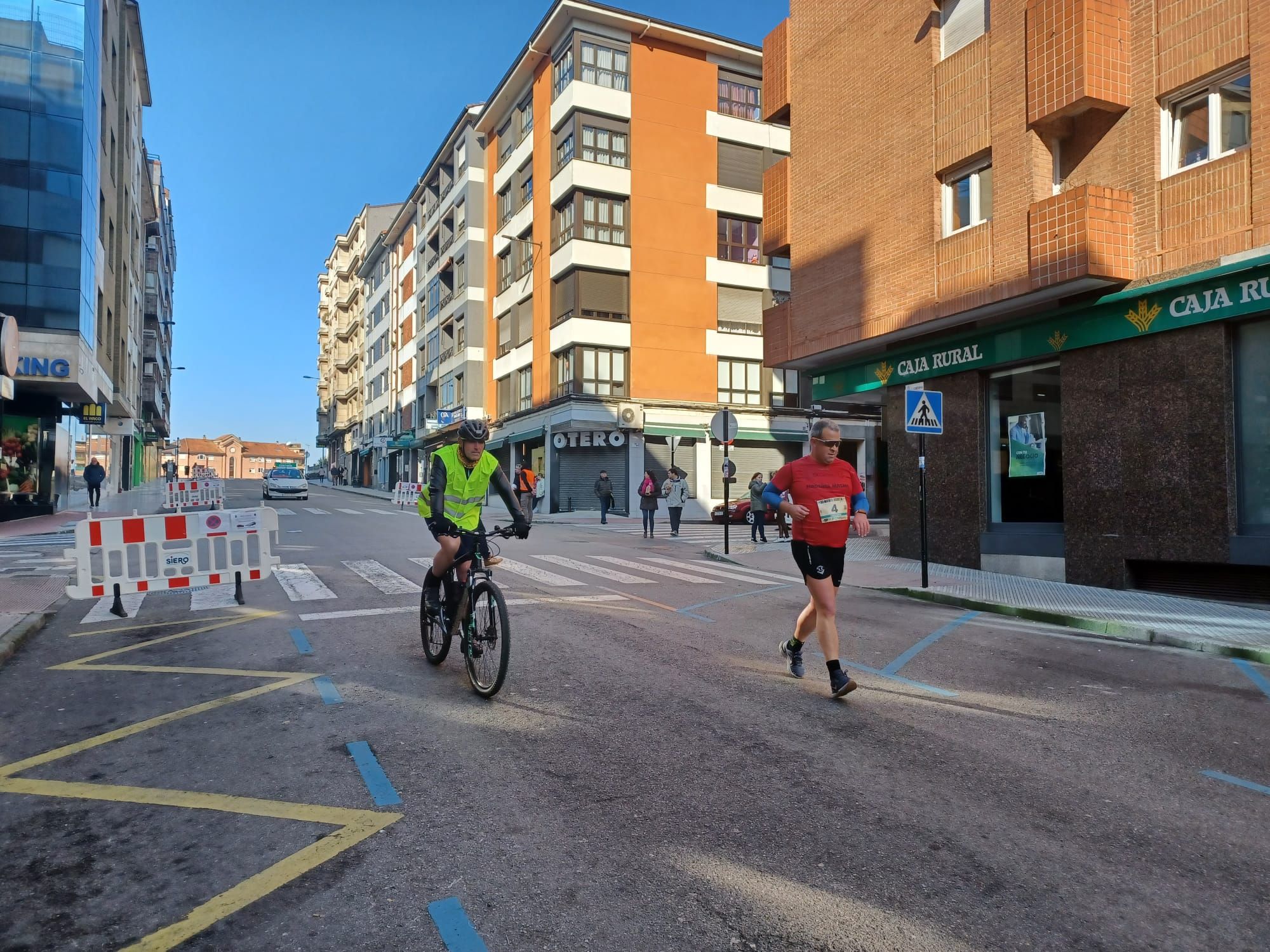 Todas las imágenes de la  XXXIII Media Maratón de Siero: así fue la gran prueba con salida en la Pola