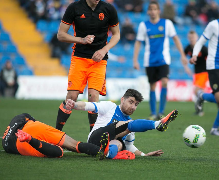 La primera parte acabó sin goles de milagro ya que el Mestalla dispuso de tres ocasiones claras y el Hércules de dos.