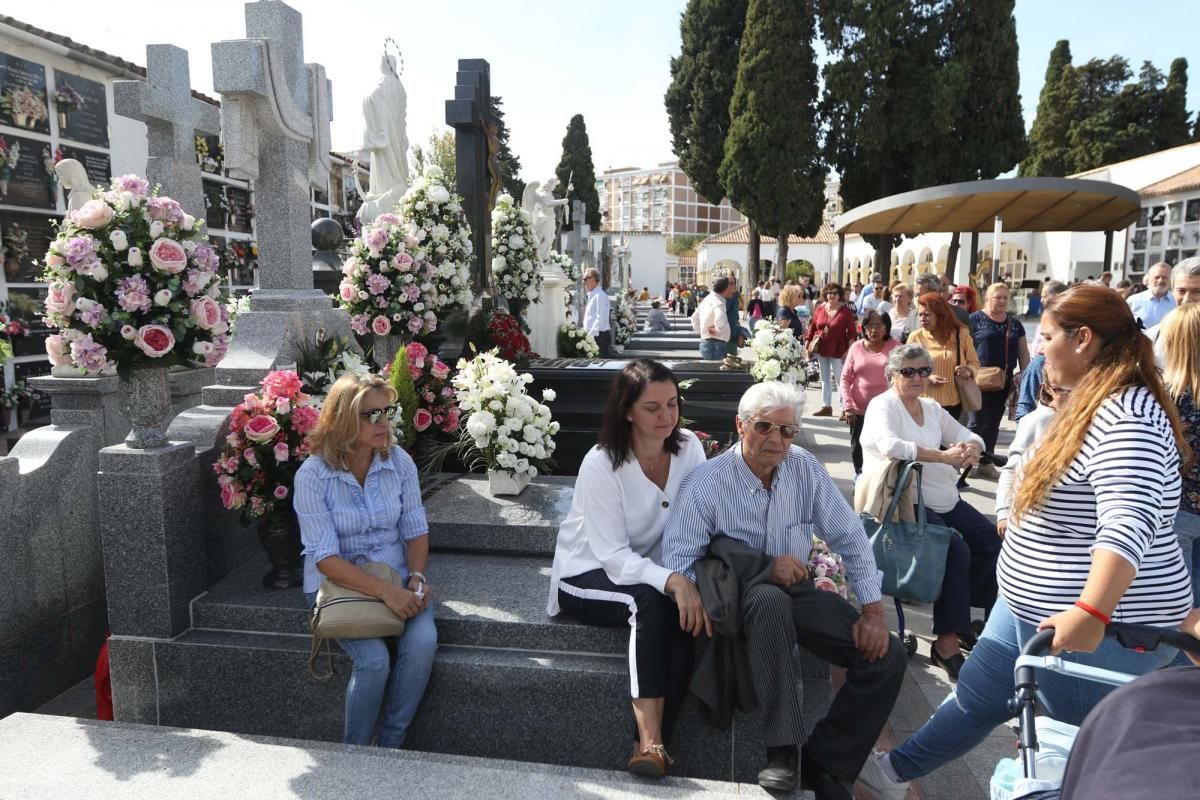 Los cordobeses acuden a los cementerios en la festividad de Todos los Santos