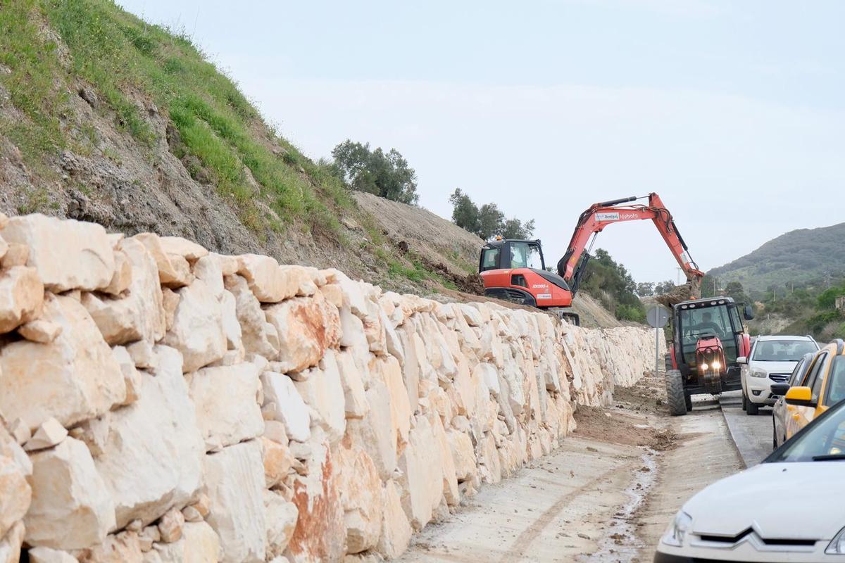 Obras de la carretera A-339 en Cabra.