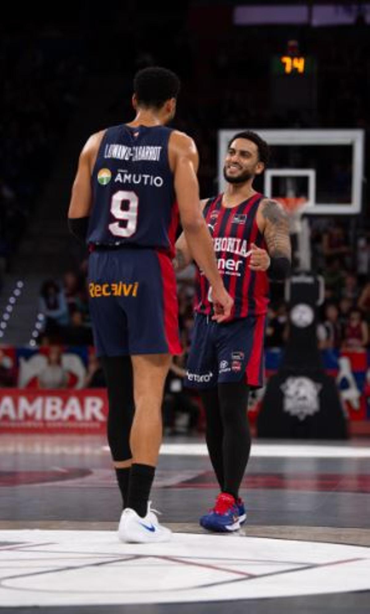 Howard y Luwawu-Cabarrot se felicitan tras una canasta.