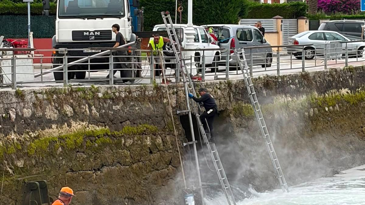 Instalación de la nueva compuerta del puerto deportivo de Ribadesella.