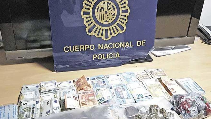 Droga y dinero intervenido por los investigadores.