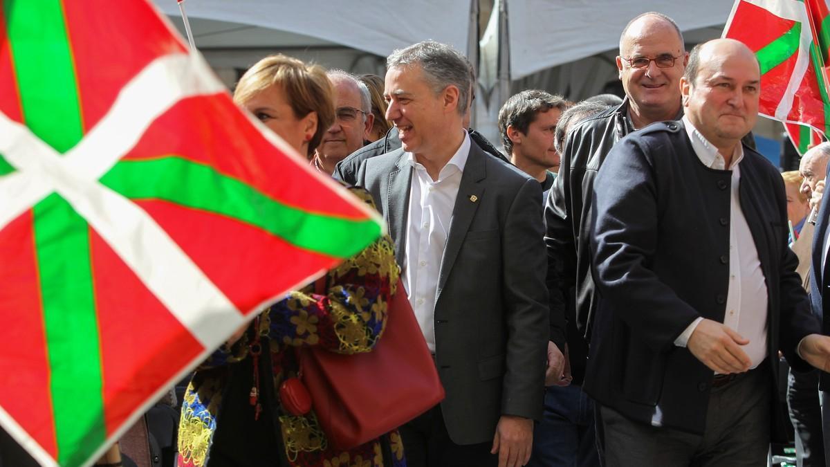 Urkullu (izquierda) y Ortuzar (derecha), en el acto de celebración del Aberri Eguna, este domingo en Bilbao.