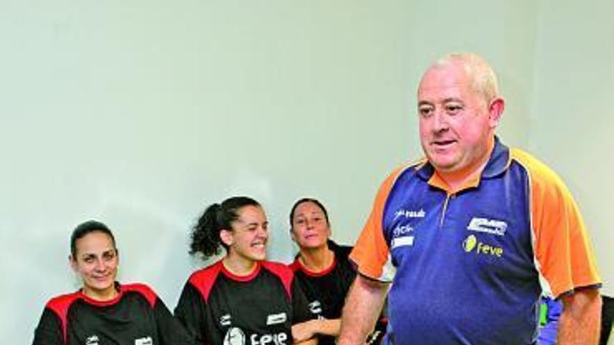 El entrenador Viti, junto a varias jugadoras del Feve Gijón.