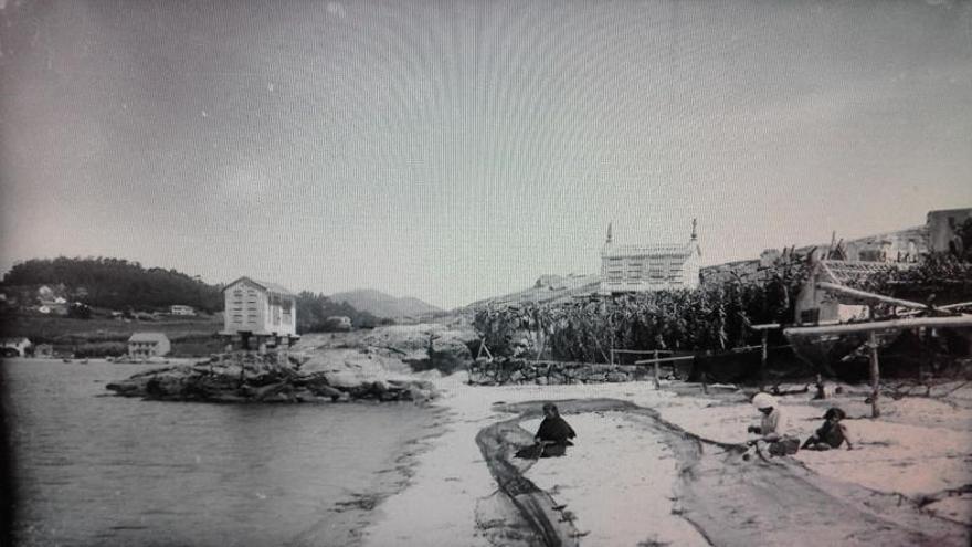 A Lontreira. Atando redes na praia de Vilariño no ano 1925. |   // FOTO PACHECO